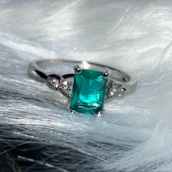 Nice 1.75ct Green Sapphire Petite Minimalist Ring - Picture 2 of 6